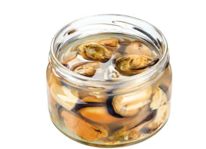 Ensalada de tomate con lechuga y cebolla con mejillones al natural y patatas a la gallega.